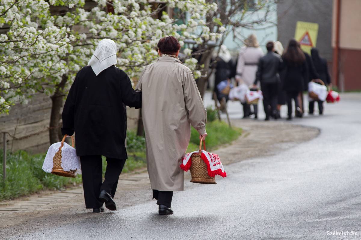 Az ételszentelési szertartások „egy órával hamarabb” kezdődnek a nyári időszámítás életbe lépése miatt •  Fotó: Pál Árpád