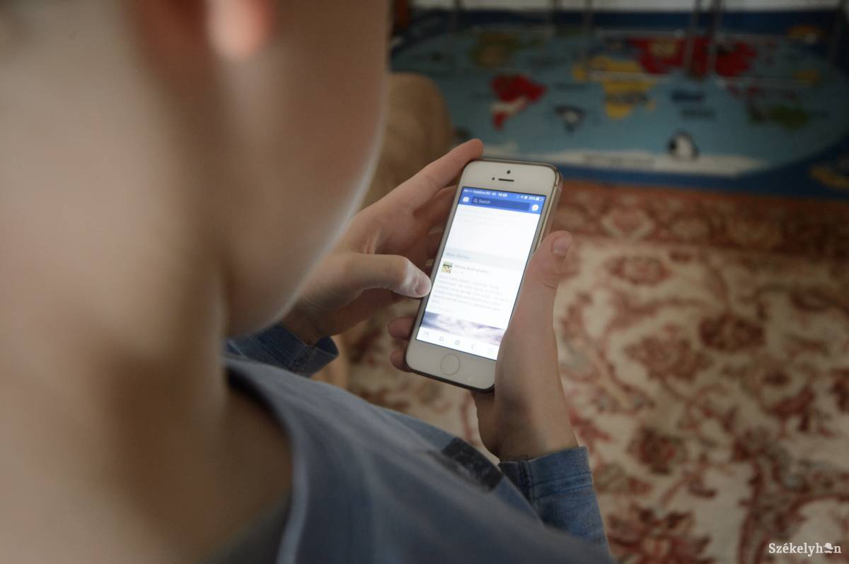 A mikrotranzakcióktól a pedofilokig sok veszély fenyegeti a netező gyereket •  Fotó: Barabás Ákos