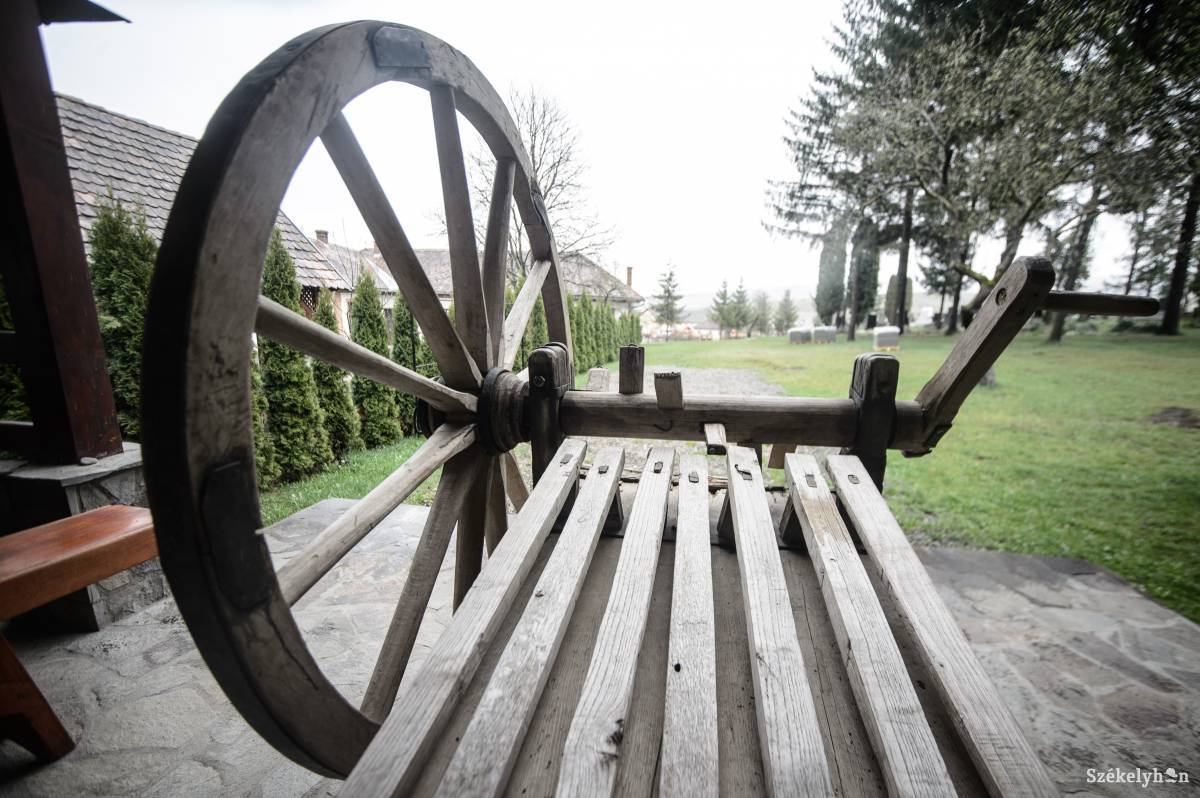 Nyikómalomfalván a szolgálat napjaira kihelyezik a templomkertbe a kereplőt •  Fotó: Barabás Ákos