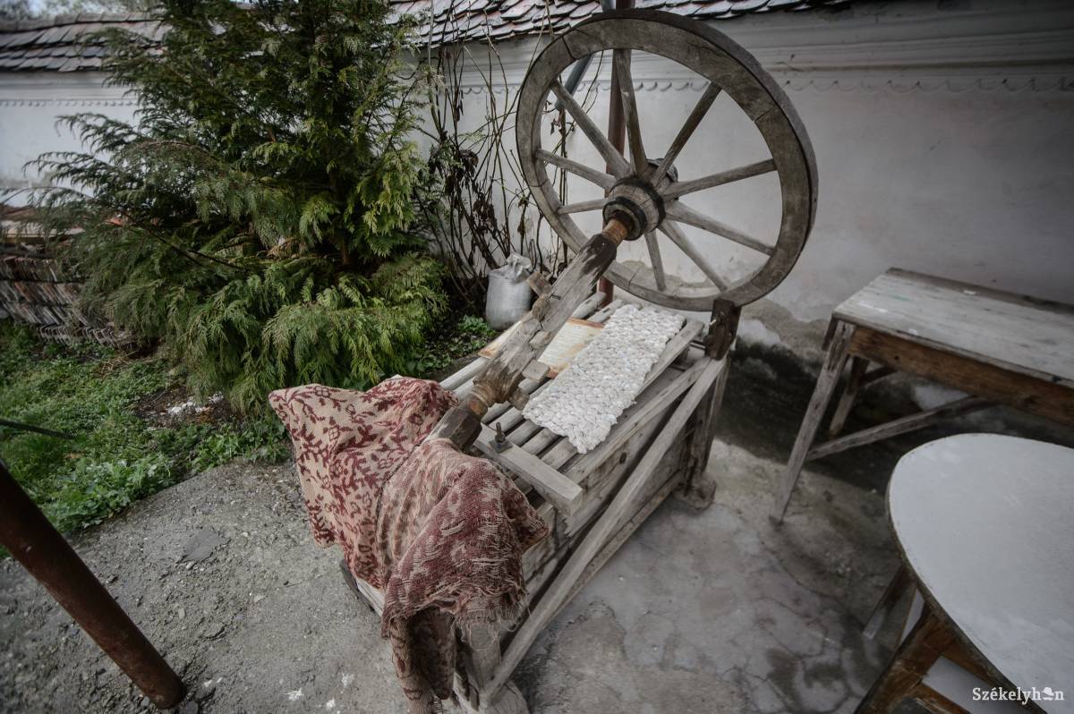 Székelyszentléleken nagypéntekre szerelik össze •  Fotó: Barabás Ákos