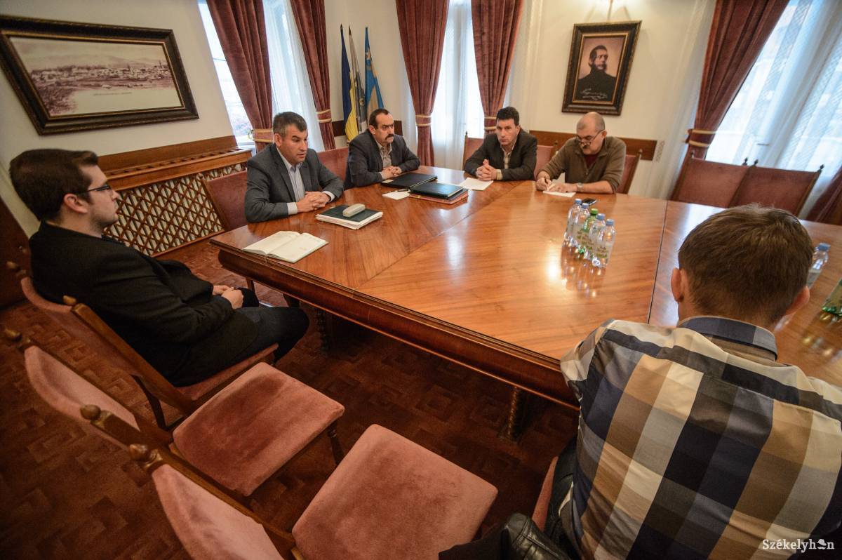 „Szélesebb utak nem lesznek, de garázsok igen” – mondta Gálfi Árpád 