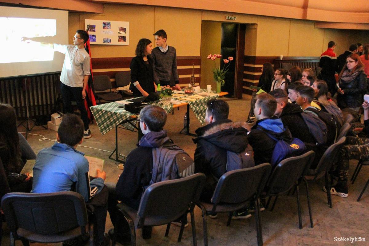 Tizennyolc udvarhelyszéki iskolából több mint hétszáz nyolcadikos látogatott el a kétnapos rendezvényre •  Fotó: Pál Árpád
