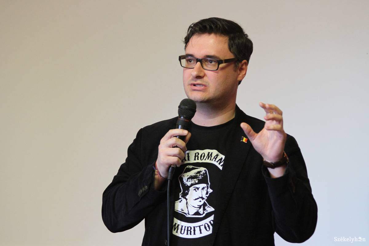 Dan Tanasă. Ezúttal a kétnyelvű táblák szúrták a szemét. Archív •  Fotó: Pál Árpád