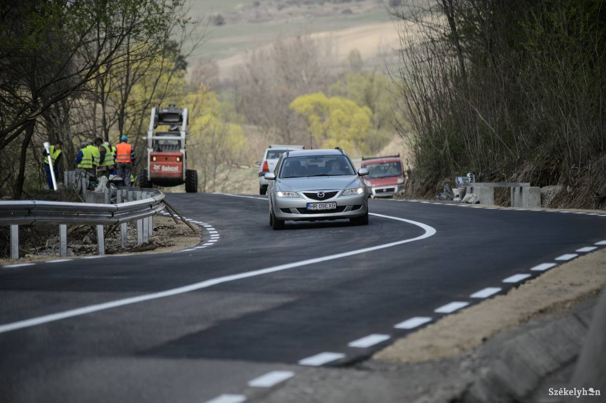 Javuló közlekedés Tibód irányába. Megoldották a vízelvezetést, és az utat újraaszfaltozták &bullet;  Fotó: Barabás Ákos