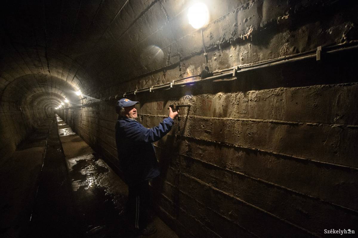 Folyamatos méréseket végeznek az építményben •  Fotó: Barabás Ákos
