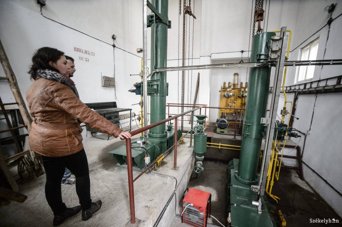 Elektromosan és kézi erővel is működtethetők a zsilipek •  Fotó: Barabás Ákos