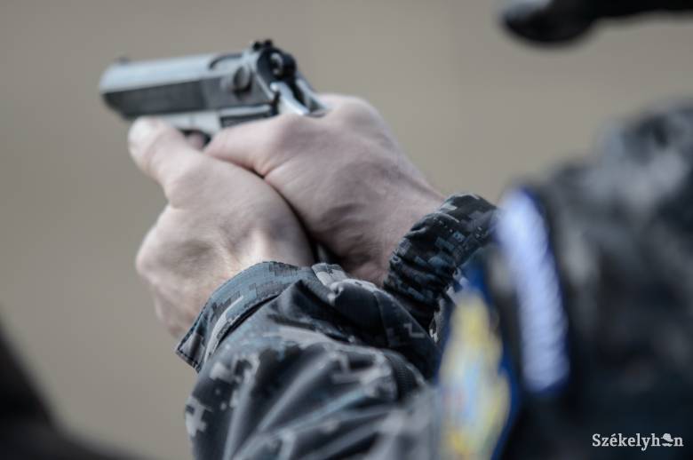 Eldurvult konfliktus nagycsütörtök este: fegyvert használtak a rendőrök, a sérült fiatalt helikopterrel vitték kórházba