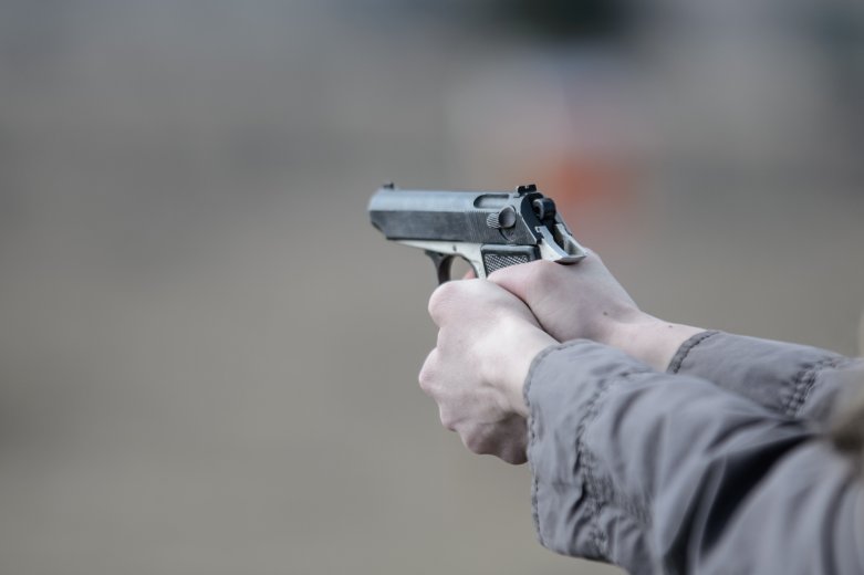 Rendőrökre támadt és fegyvert használt egy ügyész Hunyad megyében