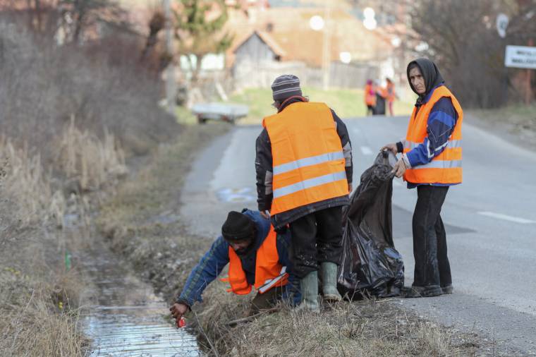 Vádat emeltek a forradalmárigazolványok ügyében