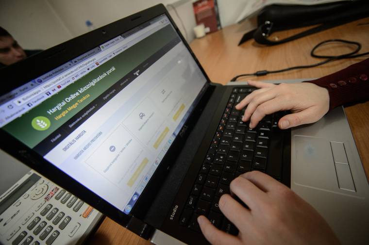 Orbán: a második kerítés a legnagyobb tömegeket is feltartóztatja