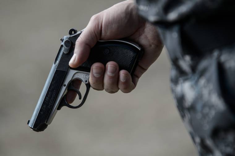 Bottal ütötte fejbe az őt bekísérni akaró rendőrt – lelőtték