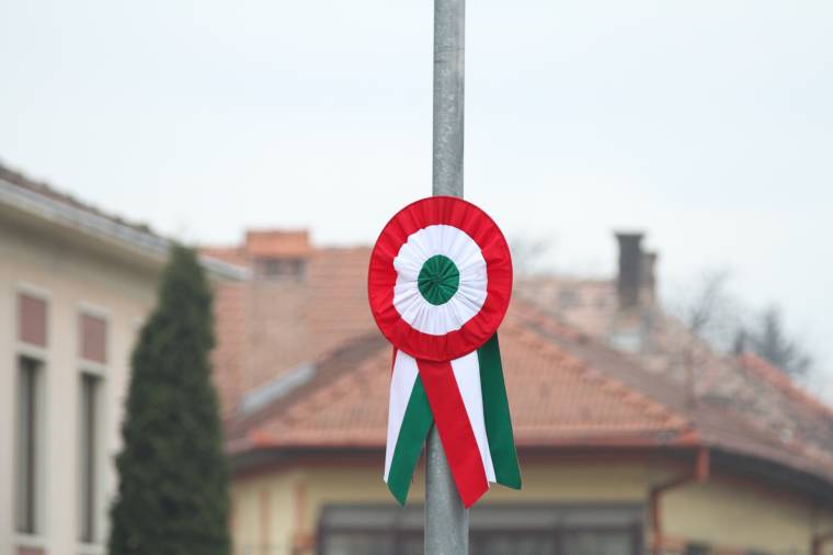 Himnuszéneklés erkélyről, hegedűkísérettel