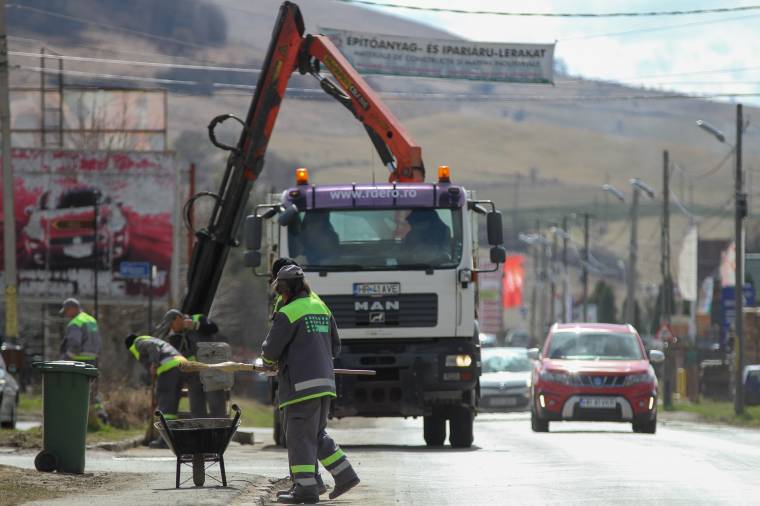 Kisöprik a port a városból