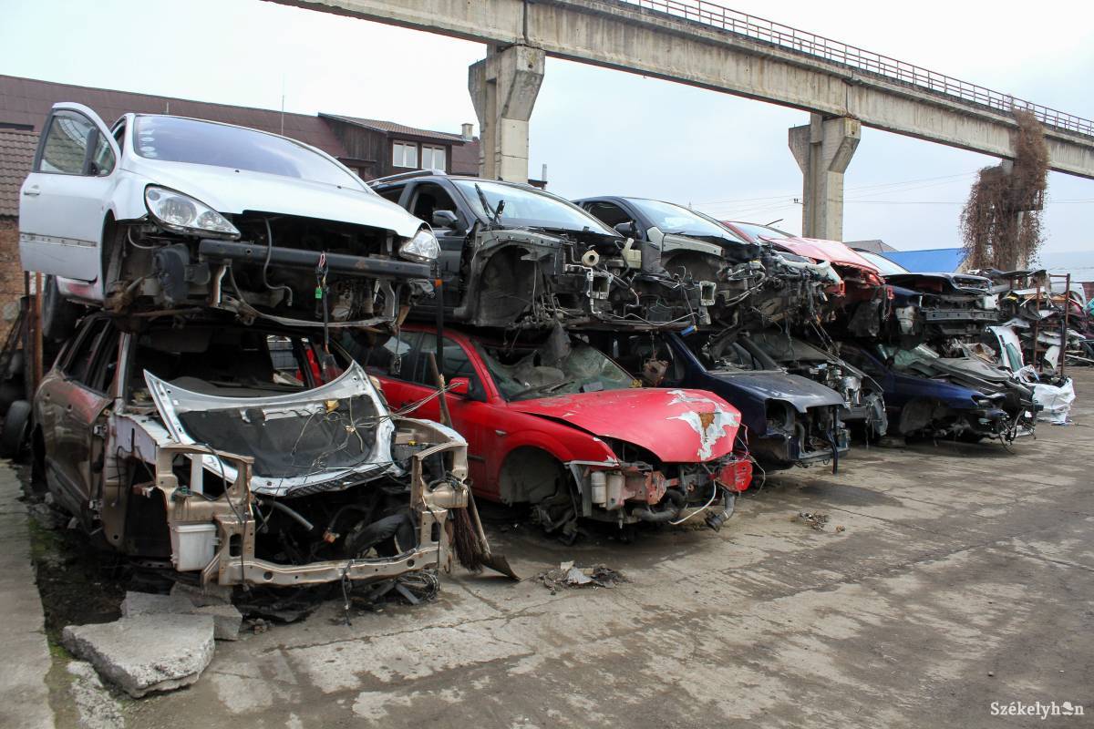 Sokan úgy is leadják és kiíratják a forgalomból régi autóikat, hogy nem akarnak újat venni. Nincs pénzük rá, de még arra sem, hogy a régit karbantartsák. Illusztráció • Fotó: Pál Árpád