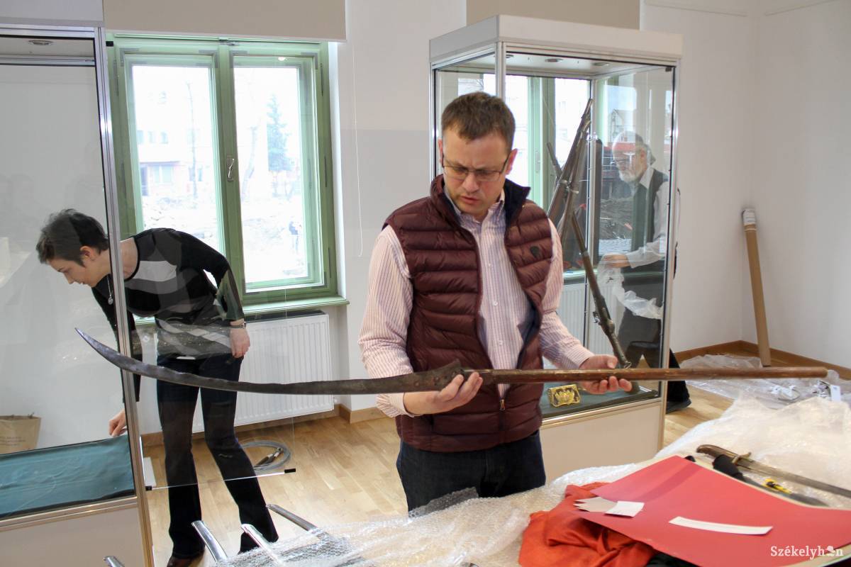 Korabeli fegyverek. Egy kaszából készült szablyát is megtekinthetnek a múzeumlátogatók •  Fotó: Pál Árpád