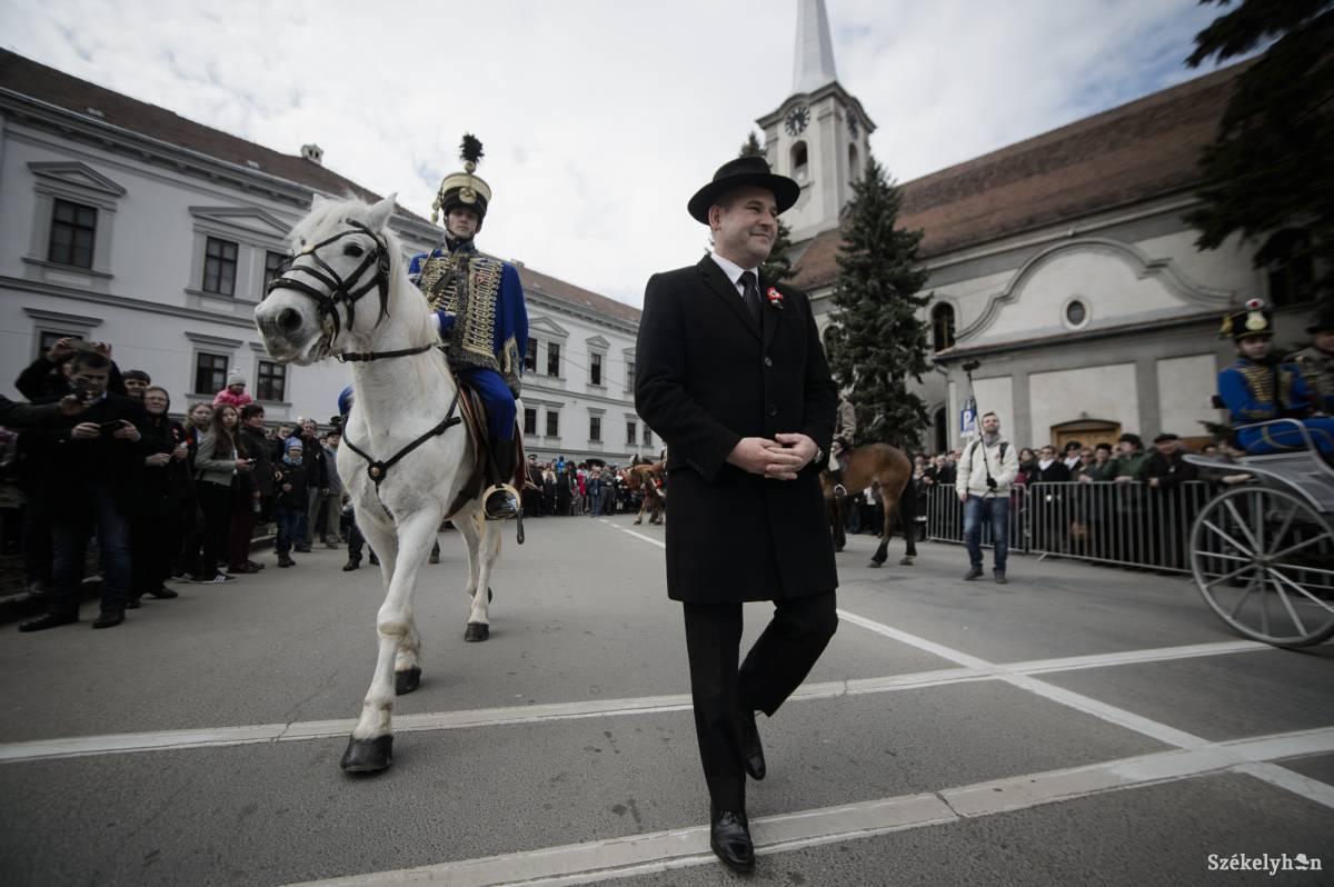 Érkezik a polgármester •  Fotó: Barabás Ákos
