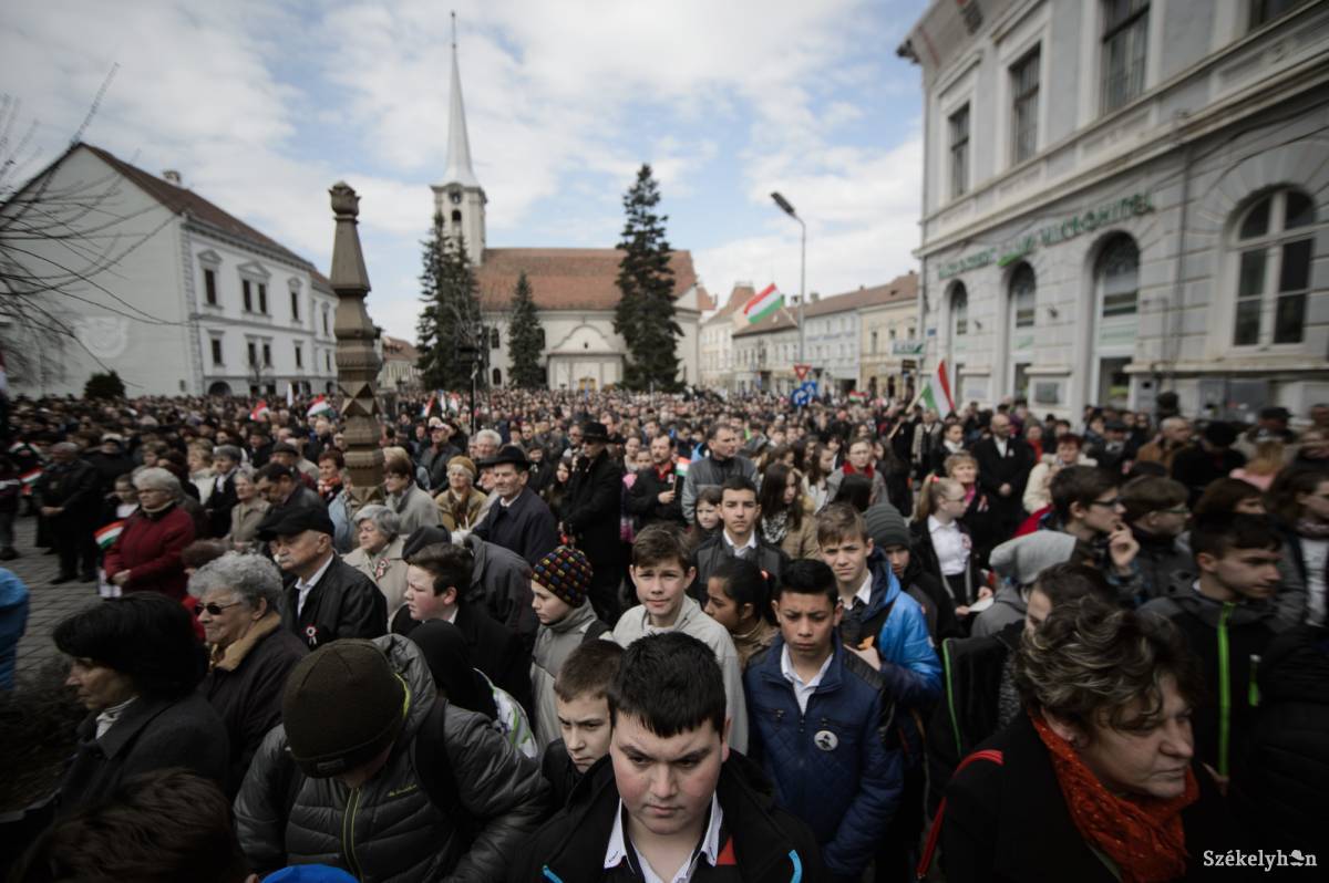 Megemlékező tömeg a déli ünnepségen Székelyudvarhelyen •  Fotó: Barabás Ákos