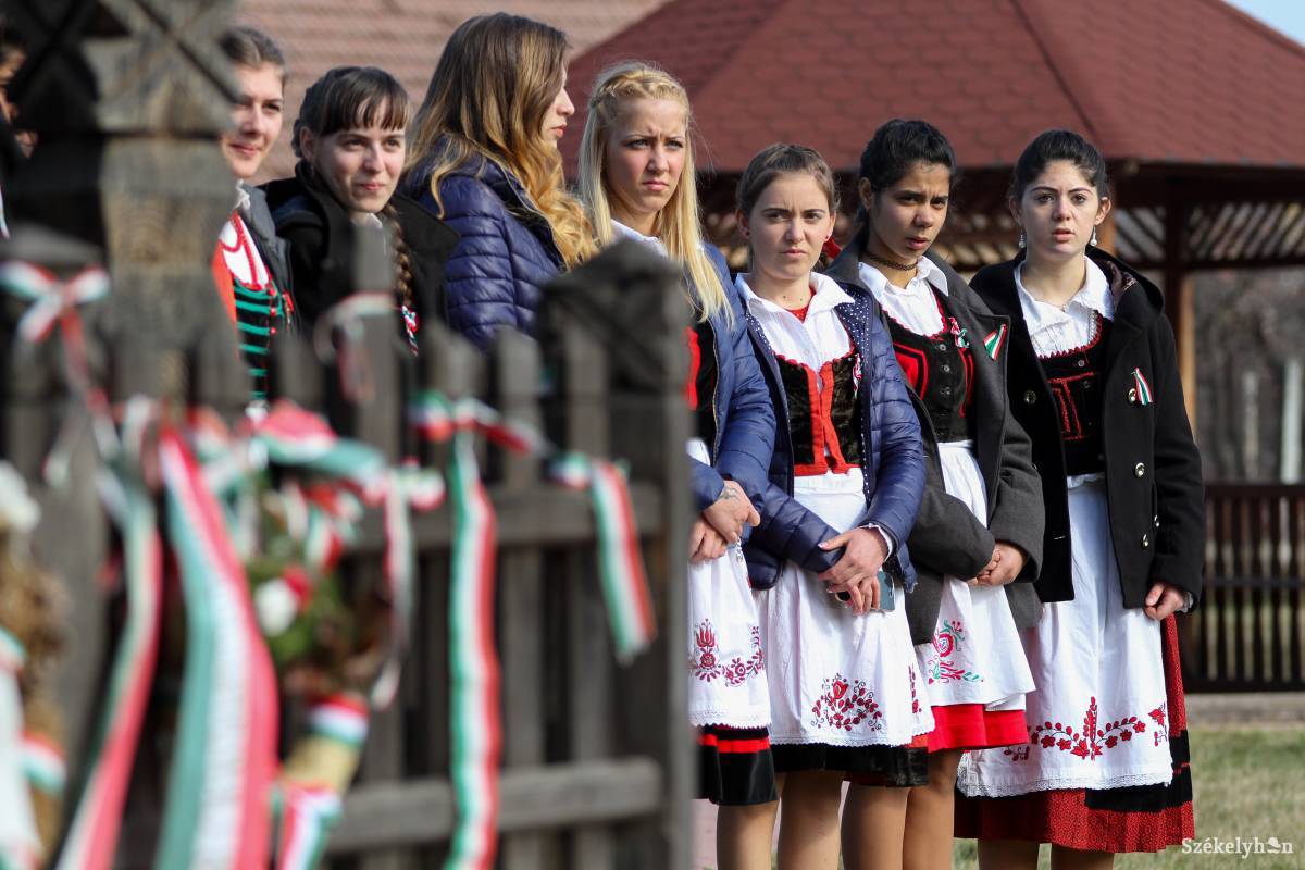 Iskolásoknak adnak lehetőséget, hogy határon túli településeken vehessenek részt a nemzeti ünnep alkalmából tartandó ünnepségeken •  Fotó: Pál Árpád