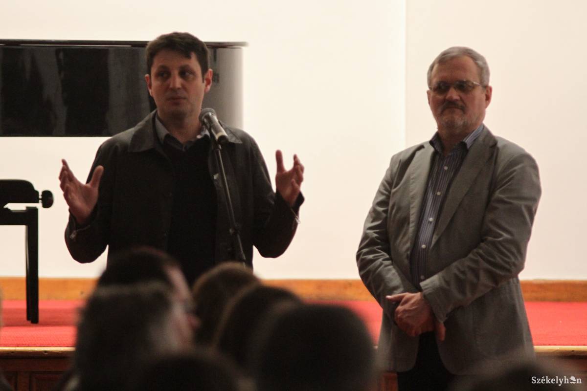 A tárlat anyagáról beszél Kovács Zoltán fotográfus (balról), a kiállítás ötletgazdája • Fotó: Pál Árpád