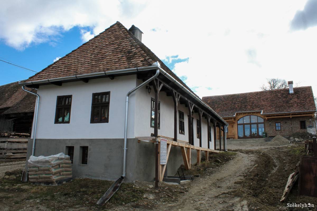 Jó példa Csehétfalván. Újjáépített ház, új funkciót kapó csűr. Archív &bullet;  Fotó: Pál Árpád