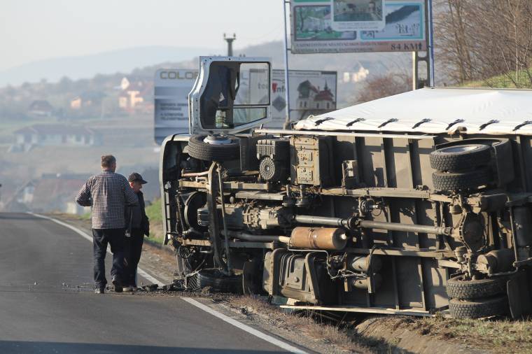 Felborult egy teherautó a Szejkén