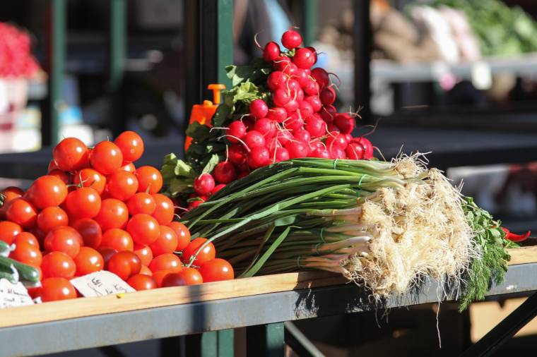 Friss zöldségek, vetőmagok, facsemeték az udvarhelyi piacon