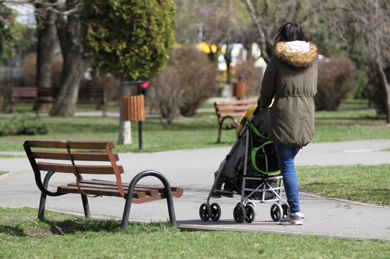 Munkaügyi miniszter: akár meg is szüntethették volna a gyermekgondozási díjat