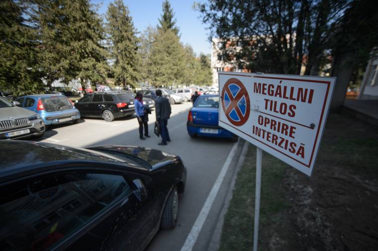 Saját háza táján állják el a mentőautó útját