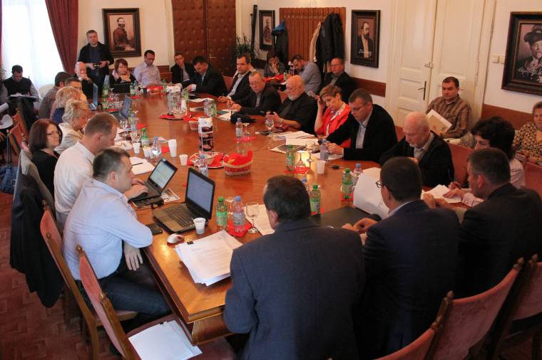 Tovább tart az állóhábo­rú a katolikus iskola ügyében