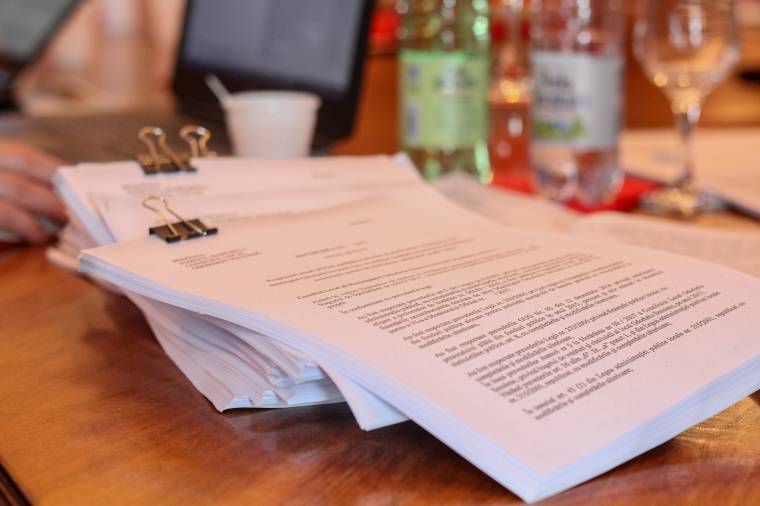 Bolondját járatják a marosvásárhelyi szülőkkel