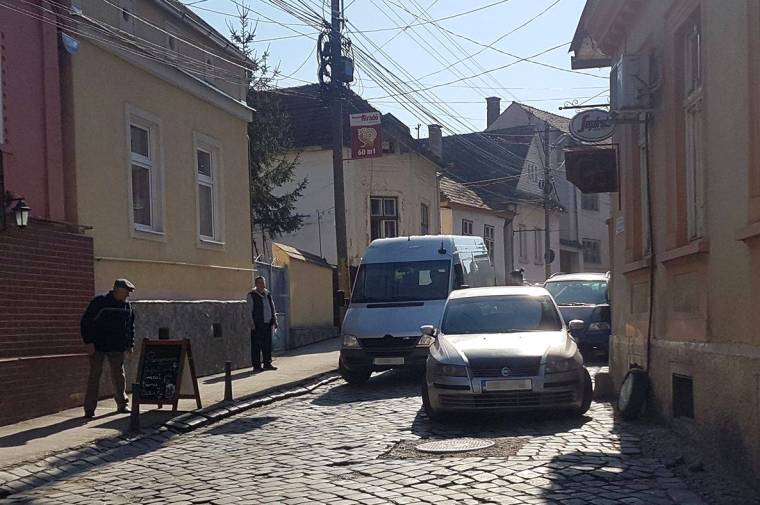 A forgalommal szemben tudta csak elhagyni az utcát, egy rosszul parkoló autó miatt