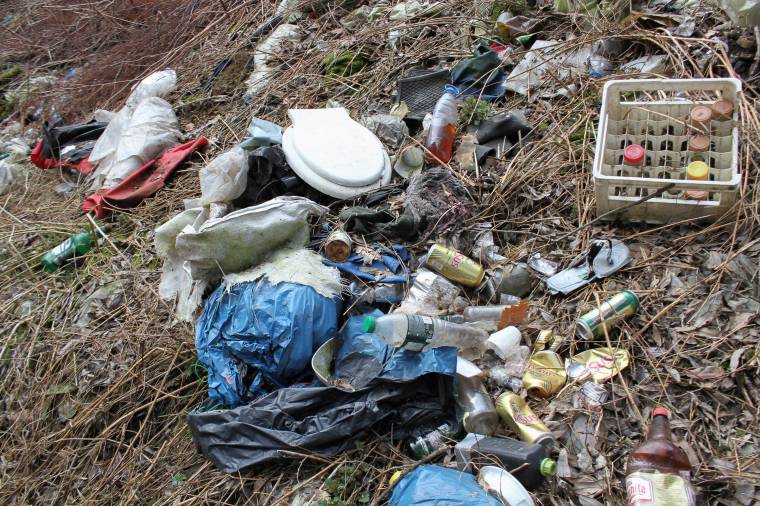 Szemetelnek, takarítják, újból szemetelnek – így megy ez minden évben