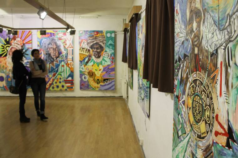 Két világ keveredik a képein