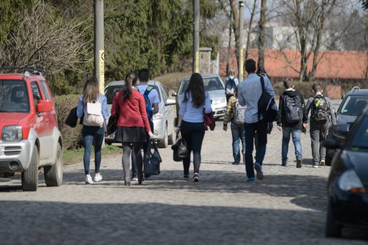 Felmérés: az udvarhelyi fiatalok itthon tervezik a jövőt