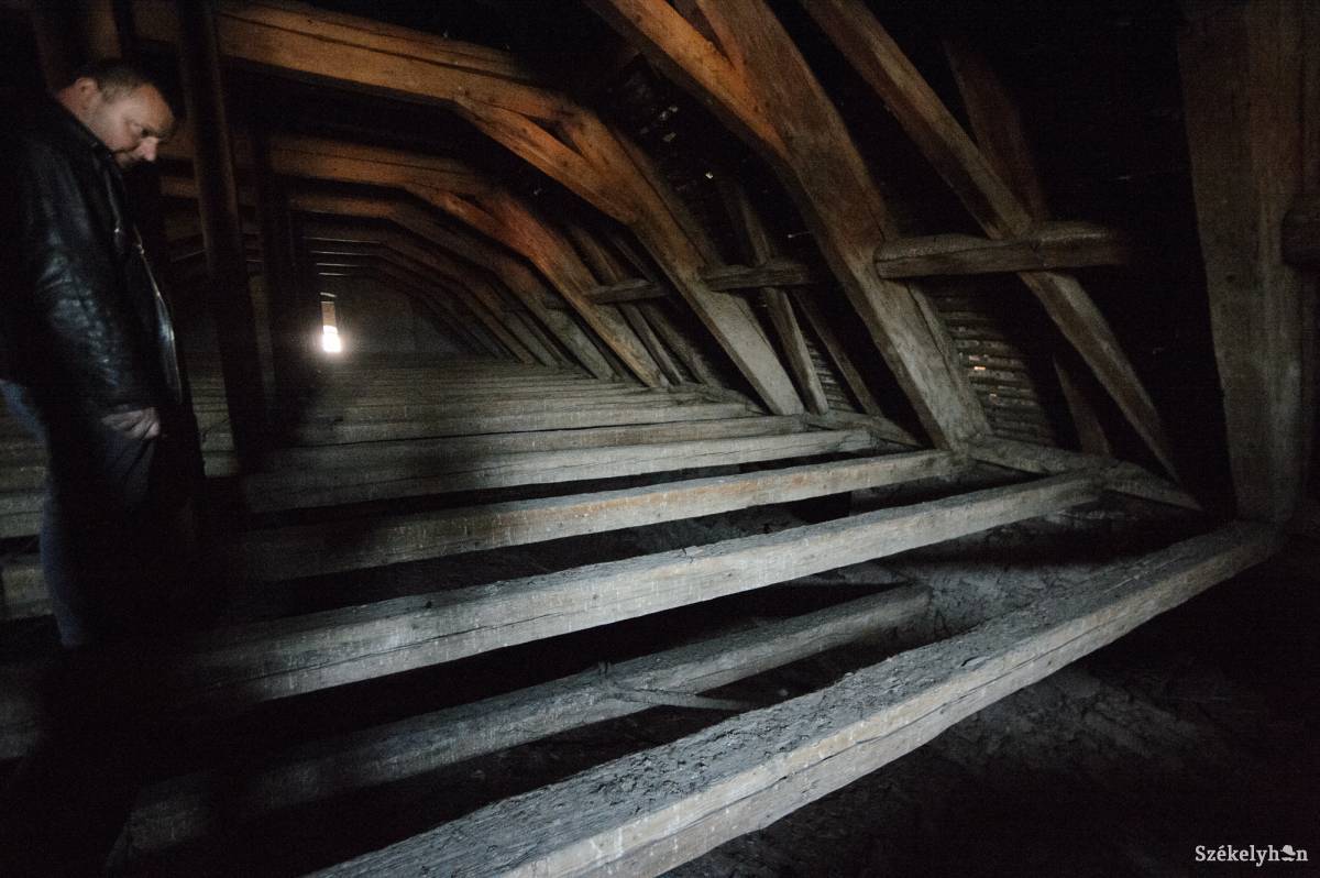 A tetőzet restaurálása az elsődleges feladat •  Fotó: Barabás Ákos