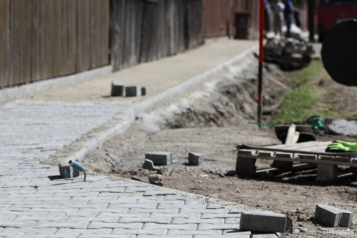 Csak kisebb járdaszakaszok megépítése maradt erre az évre Felsősófalván •  Fotó: Pál Árpád