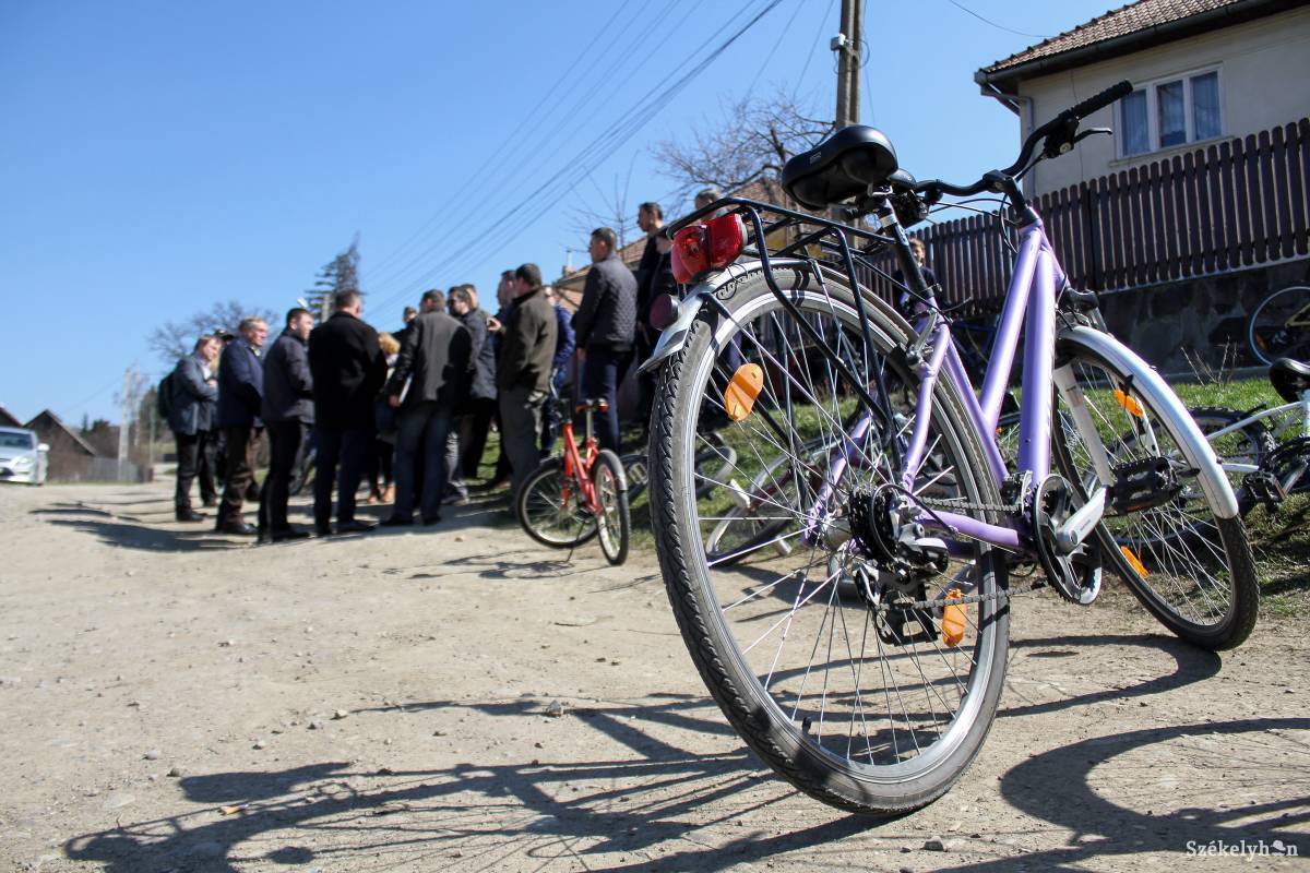 Terepszemlét végeztek a tervezett kerékpárút nyomvonalán. Lesz is belőle valami? &bullet;  Fotó: Pál Árpád