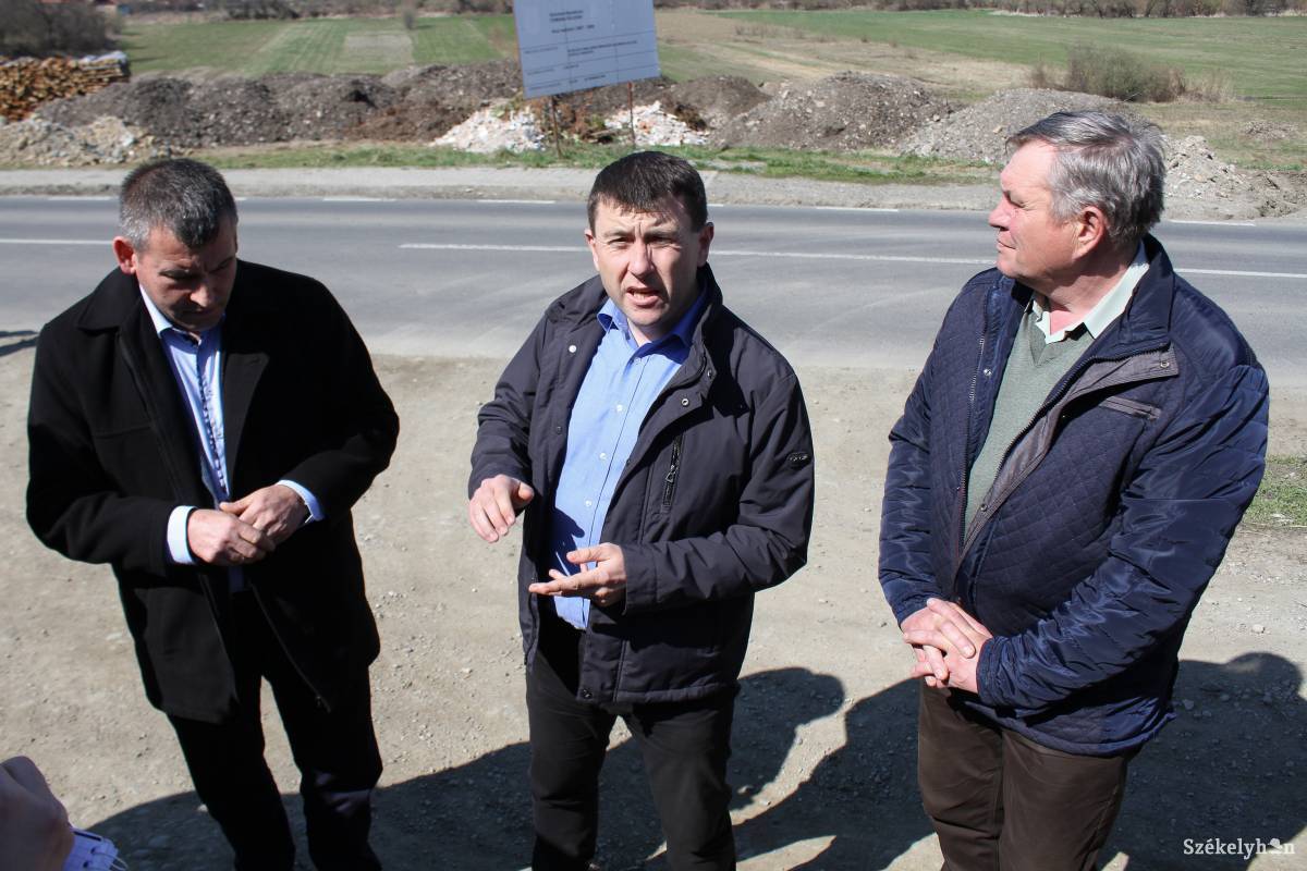 Gálfi Árpád, Borboly Csaba és Sándor József. Egy távoli elképzelés miatt csődítették össze az embereket &bullet;  Fotó: Pál Árpád