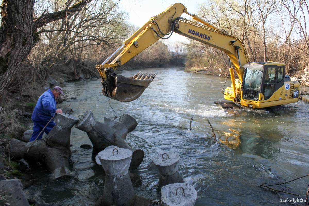 Veszélybe került vízellátás. A szakemberek dolgoznak a megoldáson • Fotó: Pál Árpád