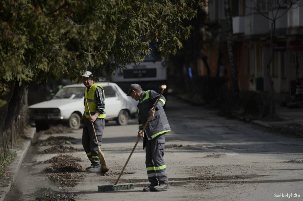Előbb felkaparják az utak menti lerakódást, végül le is mossák az úttestet. Képünk illusztráció &bullet;  Fotó: Barabás Ákos