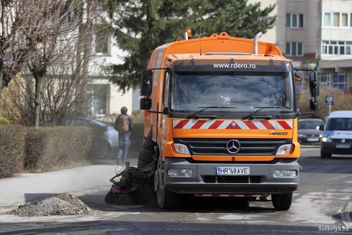 Noha a tavaszi nagytakarításnak vége, a megszokott rendben ezután is takarítanak &bullet;  Fotó: Pál Árpád