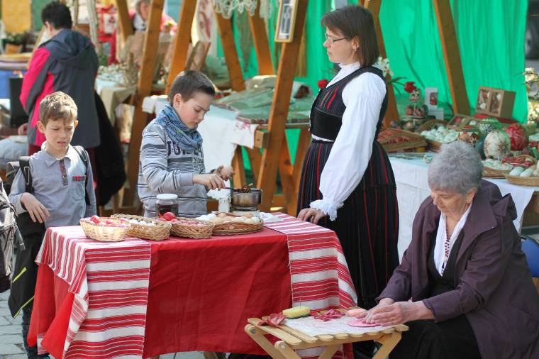Ezen a mesterségbemutatón inkább a fiúk írták a húsvéti tojást
