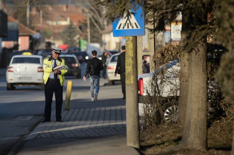 Szabálytalanul átkelő gyalogost gázolt el egy autó