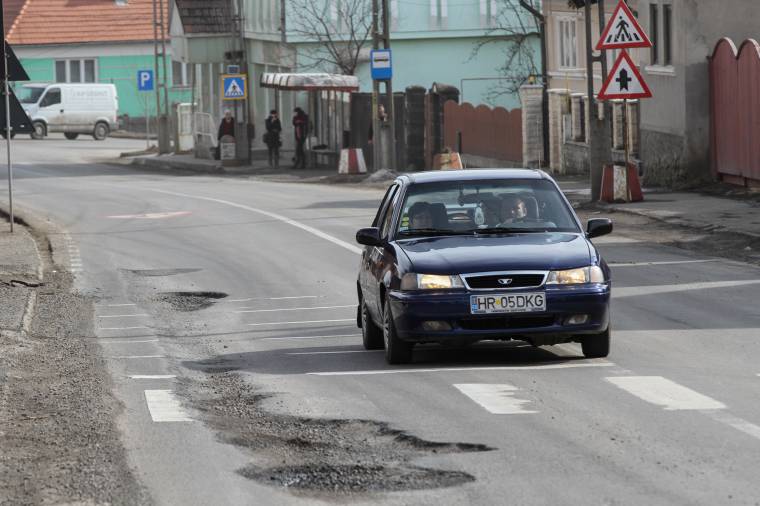 Tengelytörő utak nehezítik a közlekedést