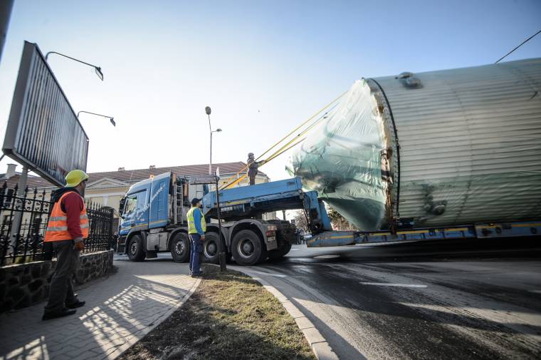 Leszakadt kábelek, elhajlított táblák