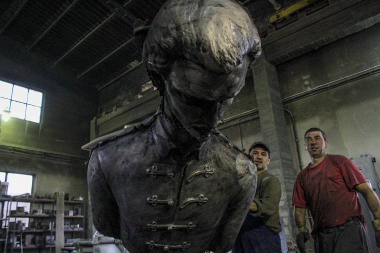 Megnéztük, hogyan készül egy Petőfi-mellszobor Székelyudvarhelyen