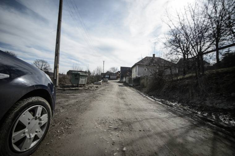 Úttalan utakon: sok helyen még mindig nincs aszfalt, és kevés a sztráda