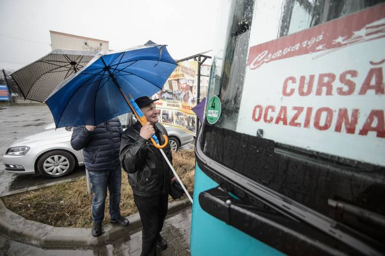 Autóbuszok a csíkszeredai úzvölgyés tüntetésre