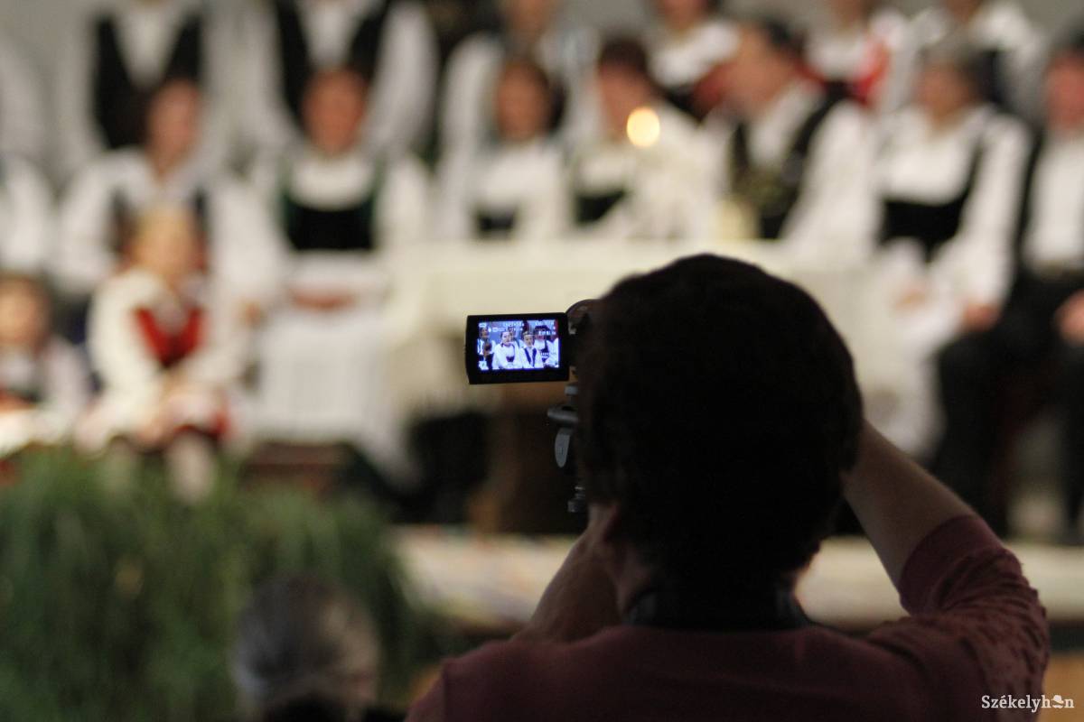 Egyéni versenyzők és népdalcsoportok is vetélkedtek az elődöntőkön. Illusztráció •  Fotó: Pál Árpád