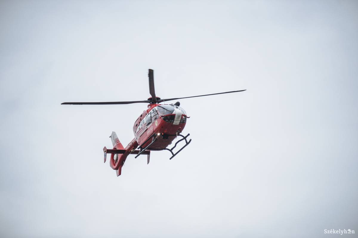 Helikopterrel siettek a mentők a helyszínre. Illusztráció •  Fotó: Barabás Ákos